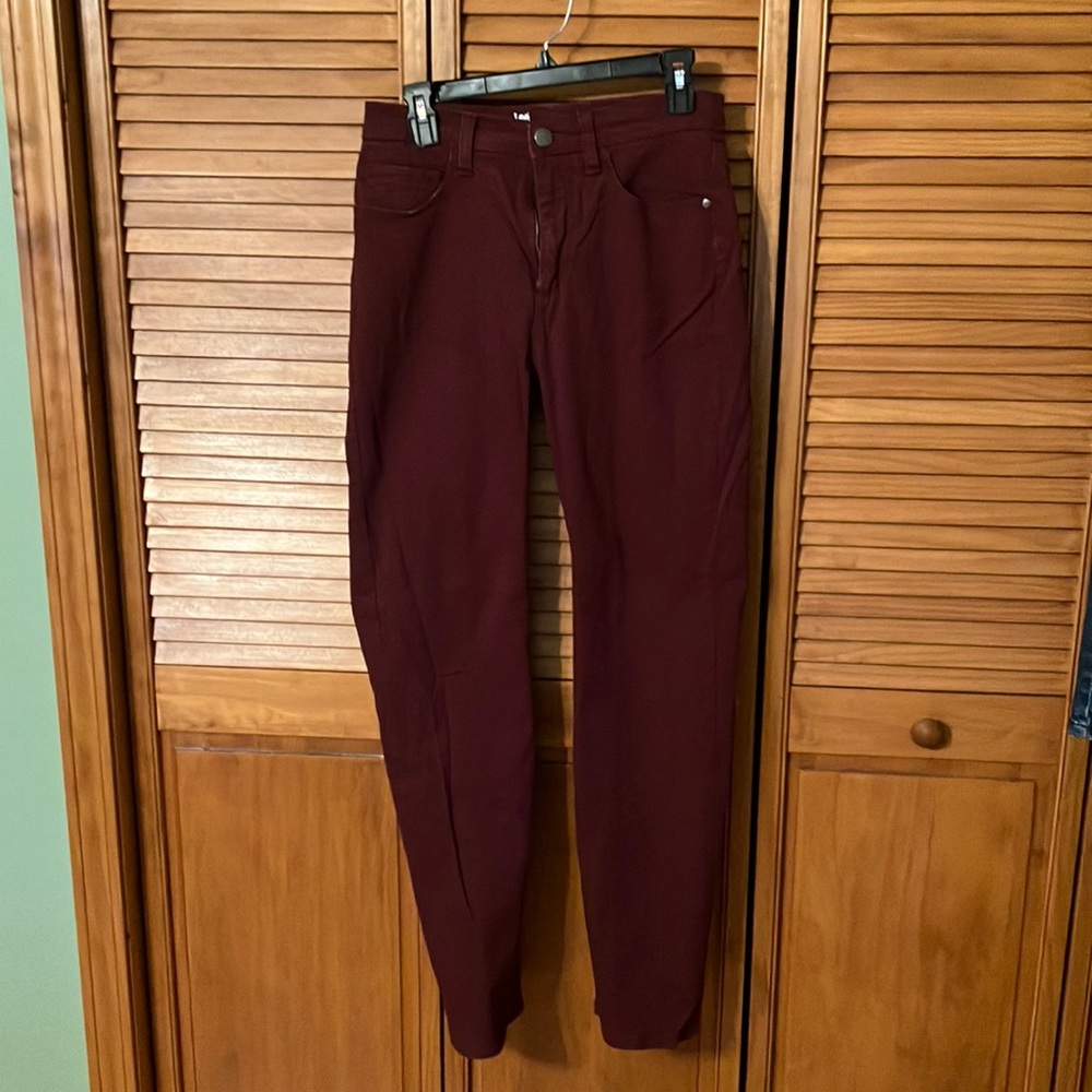 Lee Platinum classic fit; size 6; straight leg; color maroon